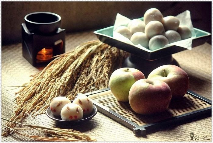 Tsukimi dango được xếp thành hình tháp trong dịp Tsukimi, nghi lễ thưởng trăng mùa thu gắn với lòng biết ơn thiên nhiên và ước vọng về một mùa màng bội thu