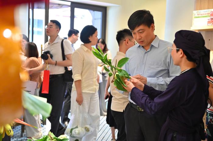 Ông Bùi Nguyễn Anh Tuấn, Phó Cục trưởng Cục Quản lý và Phát triển thị trường trong nước tham quan gian hàng