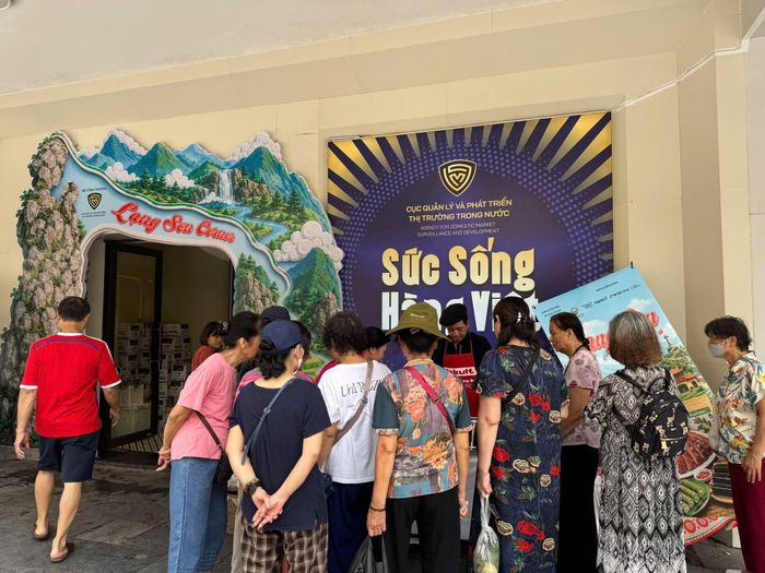 Người tiêu dùng vây kín, chờ có thể mua và thưởng thức đặc sản đặc trưng từ xứ Lạng ngay tại trung tâm thành phố Hà Nội