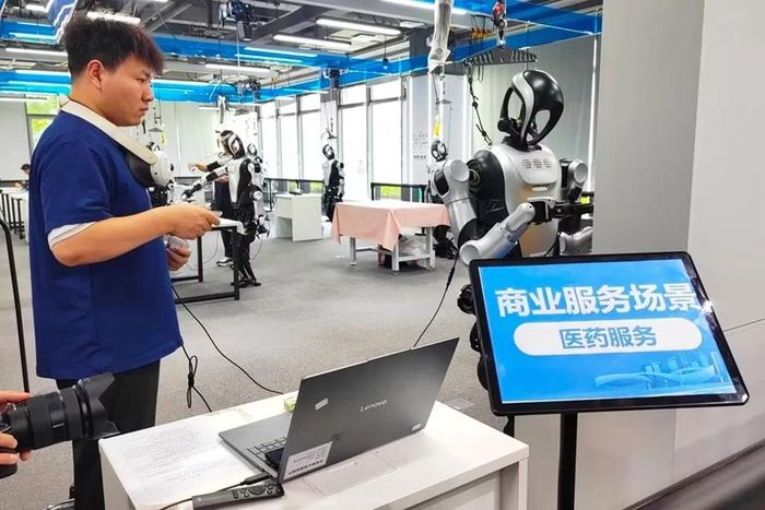 Các chuyên gia hướng dẫn robot cách lấy hàng tại một hiệu thuốc