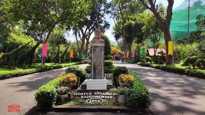 Thảo Cầm Viên Sài Gòn là một không gian công cộng và cảnh quan đô thị thân thiện với môi trường và con người. Trong ảnh: Tượng Giám đốc Jean Baptiste Louis Pierre trên lối vào Thảo Cầm Viên. Ảnh chụp ngày 12.7.2025. Ảnh: Trà My