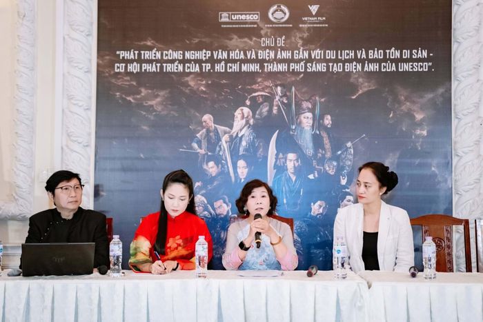Từ trái sang: Nhà thiết kế Sĩ Hoàng, NSND Thanh Thúy, TS. Nguyễn Thị Hậu và bà Thanh Hường tham gia phiên thảo luận thứ 2. 