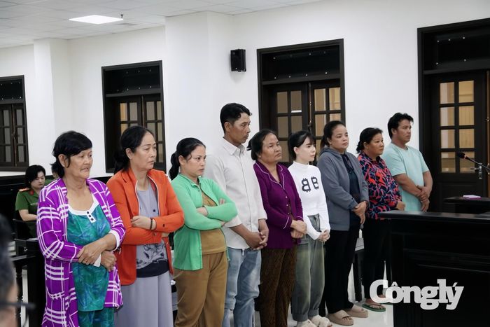 Danh Thị Mau (thứ 5 từ phải qua) cùng các đồng phạm nhận lãnh hậu quả cho tội ác gây ra