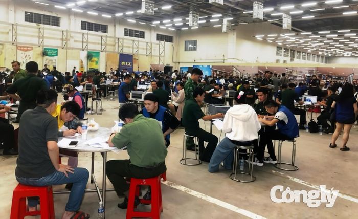 Công an Cà Mau tiếp nhận các công dân bị trục xuất từ Campuchia
