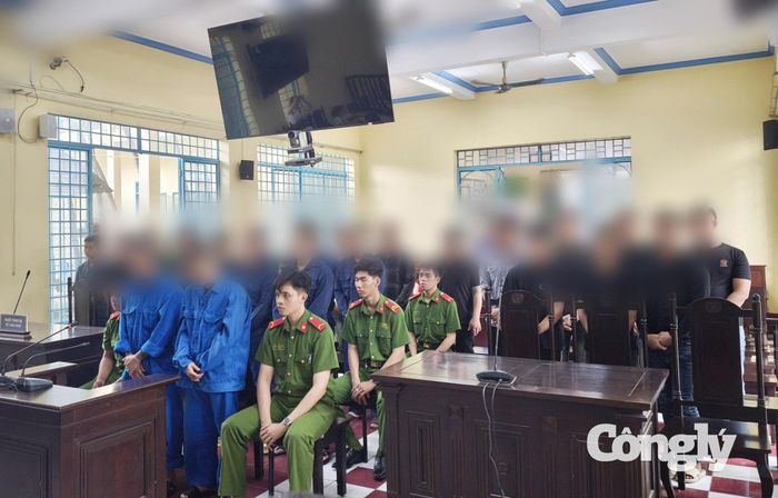 Nhóm bị cáo tại phiên tòa