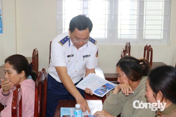 Bộ Tư lệnh Vùng Cảnh sát biển 4 kết hợp phát tờ rơi, tài liệu tuyên truyền về chống IUU đến tận tay người dân tham dự các phiên tòa giả định (Ảnh tư liệu)
