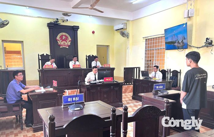 Quang cảnh phiên tòa trực tuyến xét xử bị cáo H.V.H.(SN 2009) về tội “Sử dụng trái phép chất ma túy”