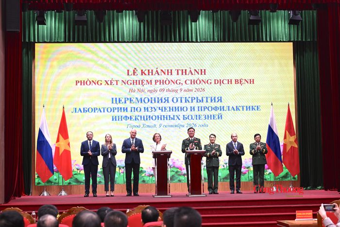 Thượng tướng Nguyễn Trường Thắng và Bà Anna Iurievna Popova, Giám đốc Cơ quan Liên bang Nga về Bảo vệ quyền lợi người tiêu dùng và an sinh con người cùng các đại biểu thực hiện nghi lễ khánh thành phòng xét nghiệm phòng, chống dịch bệnh.