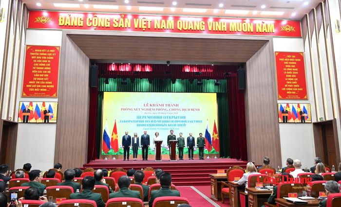 Các đại biểu tại đầu cầu Hà Nội.