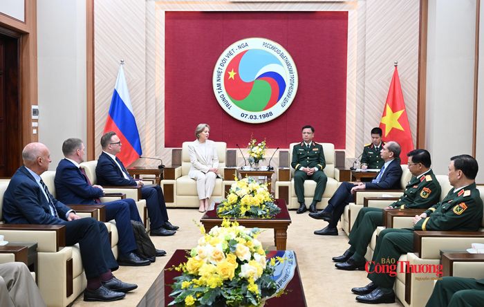 Trước lễ khánh thành, Thượng tướng Nguyễn Trường Thắng và Bà Anna Iurievna Popova, Giám đốc Cơ quan Liên bang Nga về Bảo vệ quyền lợi người tiêu dùng và an sinh con người tham dự cuộc họp hẹp giữa hai bên.