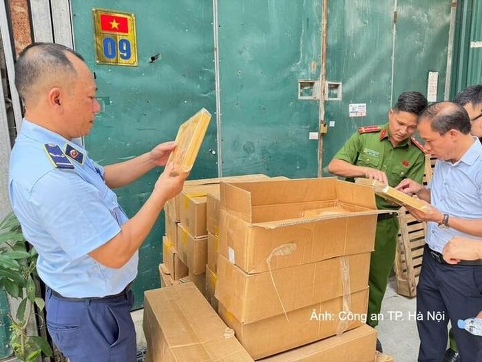 Lực lượng chức năng TP. Hà Nội kiểm tra tại cơ sở kinh doanh bánh kẹo trên địa bàn xã An Khánh.