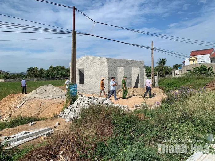 Lực lượng chức năng phường Trúc Lâm tiến hành kiểm tra, tháo dỡ công trình xây dựng vi phạm trên đất nông nghiệp.