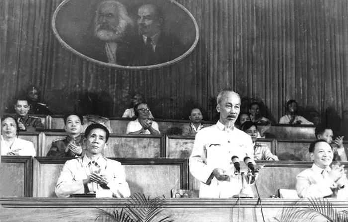 Chủ tịch Hồ Chí Minh đọc diễn văn tại Đại hội đại biểu toàn quốc lần thứ III của Đảng ở Thủ đô Hà Nội. Ảnh tư liệu Bảo tàng Hồ Chí Minh.