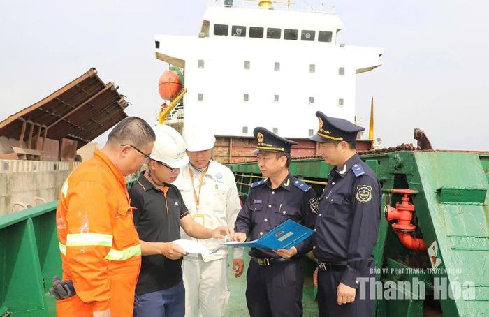 Công chức Hải quan cửa khẩu cảng Nghi Sơn trao đổi, giải quyết vướng mắc về thủ tục hải quan cho doanh nghiệp.