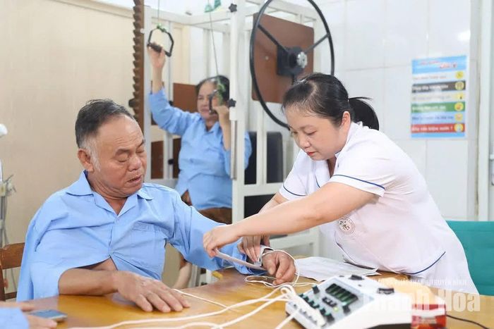 Bệnh nhân Lê Đình Quảng, xã Thường Xuân đang điều trị vật lý trị liệu tại Bệnh viện Đa khoa Thường Xuân.