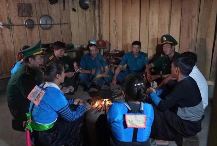 Cán bộ, chiến sĩ LLVT tỉnh vận động, tuyên truyền người dân vùng cao chấp hành pháp luật.