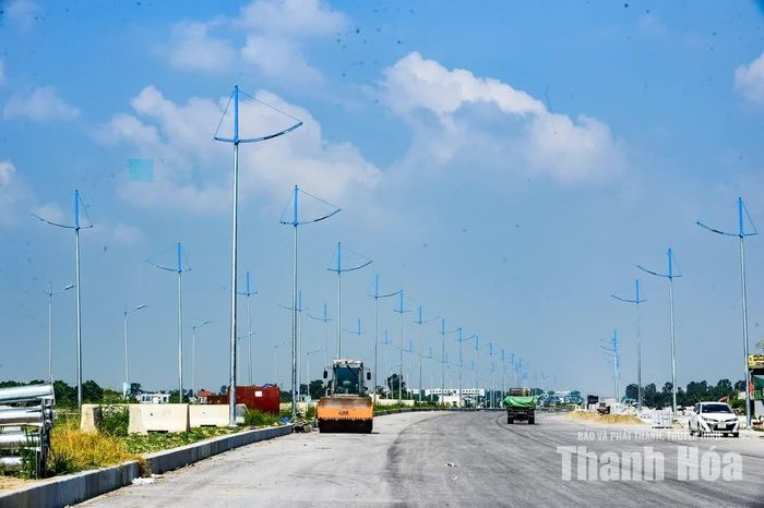 Theo ghi nhận, tại một số đoạn, nhà thầu đã thi công hoàn thiện hạng mục điện chiếu sáng và vỉa hè.