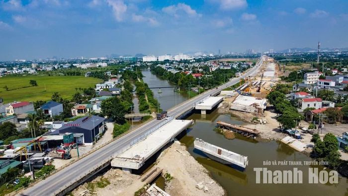 Dự án còn có một cây cầu được thi công xây dựng bắc qua sông Thống Nhất, nhà thầu đã thảm bê tông một phần mặt cầu.