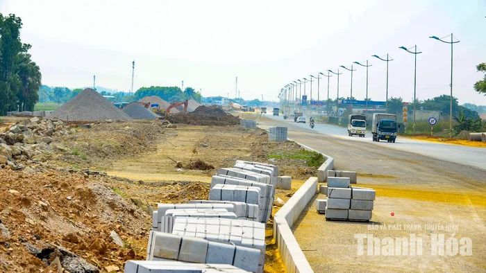 Dự án có chiều dài hơn 5,6km, bao gồm các hạng mục nền đường, vỉa hè, hệ thống điện, thoát nước, cây xanh, thảm cỏ.