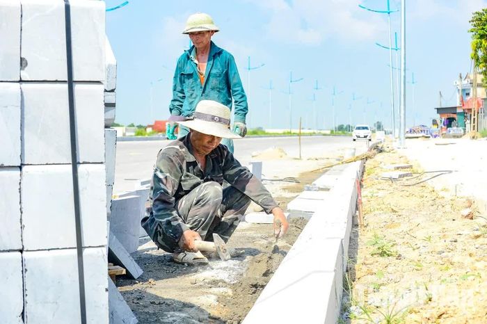 Hiện nhà thầu đã triển khai thi công hoàn thiện hệ thống nền, thoát nước ngang và dọc tuyến, hệ thống hào kỹ thuật. Hạng mục mặt đường đã xong lớp 1, thảm lớp 2, chiều dài còn lại khoảng 0,7km/2,05km chuẩn bị được thảm.