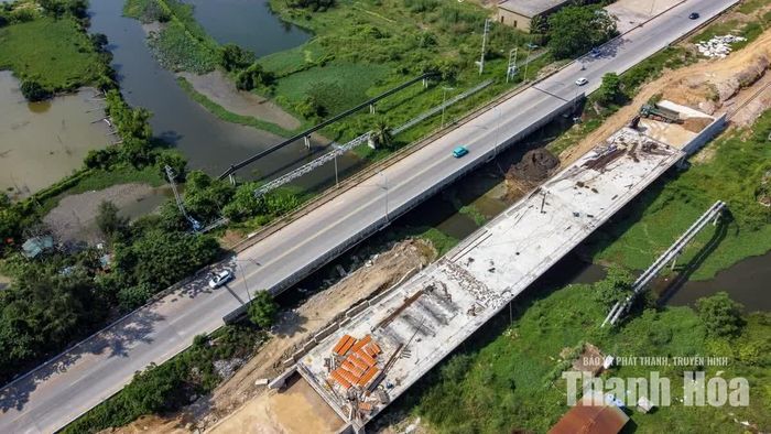 Nhà thầu đã triển khai thi công hoàn thiện các hạng mục như cọc khoan nhồi, thi công mố, trụ cầu, đổ bê tông mặt cầu và đang tập trung hoàn thiện các hạng mục như đầu cầu, khe co giãn và gờ lan can cầu.
