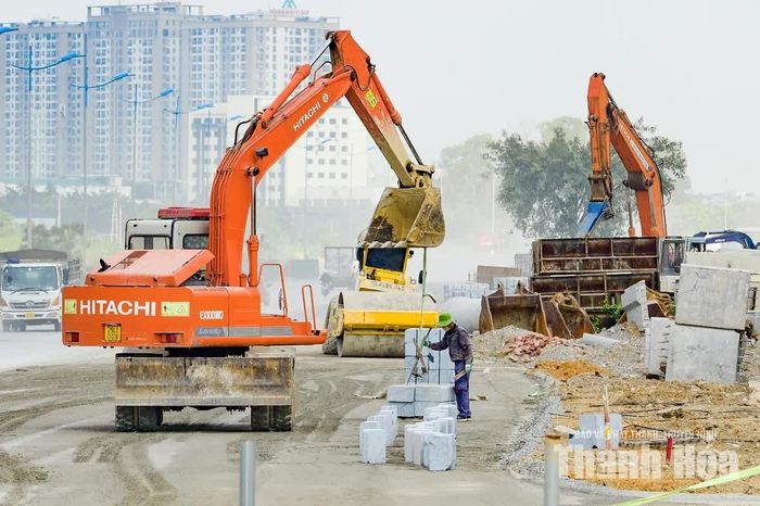 Theo ghi nhận, đoạn qua phường Quảng Hưng đang được các đơn vị nhà thầu huy động máy móc, thiết bị nhân lực đẩy nhanh tiến độ thi công, tuy nhiên, một số đoạn vẫn đang trong quá trình thi công nền đường.