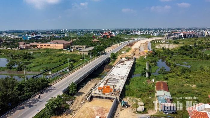 Đoạn 1 (từ đường ven biển đến đường Trần Nhân Tông) có chiều dài 1,9km với tổng mức đầu tư 330 tỷ đồng. Đến nay, dự án đã hoàn thành khoảng 60% giá trị hợp đồng.