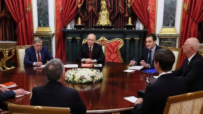 Tổng thống Nga Vladimir Putin, cố vấn chính sách đối ngoại Điện Kremlin Yuri Ushakov và đặc phái viên của Tổng thống Nga Kirill Dmitriev tham dự cuộc gặp với Đặc phái viên Hoa Kỳ Steve Witkoff và Jared Kushner, con rể của Tổng thống Hoa Kỳ Donald Trump, tại Điện Kremlin ở Moscow, Nga. Ảnh: Reuters.