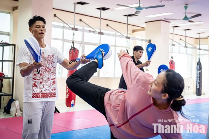 Hương đến với Taekwondo khi đã là học sinh THPT - muộn hơn nhiều VĐV cùng lứa, dưới sự dẫn dắt của hai người cậu ruột: Nguyễn Văn Hùng (áo trắng) và Nguyễn Trọng Cường, hai gương mặt kỳ cựu của Taekwondo Việt Nam.