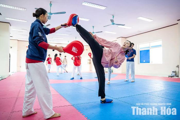 Tuy nhiên, với đẳng cấp đã được khẳng định, thể lực và phản xạ là những yếu tố Nguyễn Thị Hương có thể từng bước cải thiện từ nay đến Đại hội vào cuối tháng 11/2026. Quan trọng hơn, Hương đã chuẩn bị sẵn sàng về tinh thần cho lần trở lại này: “Có thể đây sẽ là giải cuối của mình, nên mình sẽ chiến đấu hết mình”.