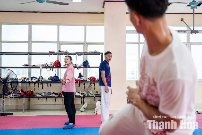 Với HLV Nguyễn Văn Hùng, kinh nghiệm của Hương là điều không dễ tìm thấy ở một VĐV khác, nhất là trong một nội dung đồng đội đòi hỏi bản lĩnh và khả năng thi đấu dưới áp lực. Ông lựa chọn Hương cho nội dung đồng đội hỗn hợp nam nữ không chỉ bởi sự phù hợp với thể trạng hiện tại, mà còn bởi tin rằng kinh nghiệm của một nhà vô địch SEA Games có thể tạo nên khác biệt trong hành trình chinh phục tấm HCV mà cô còn thiếu.