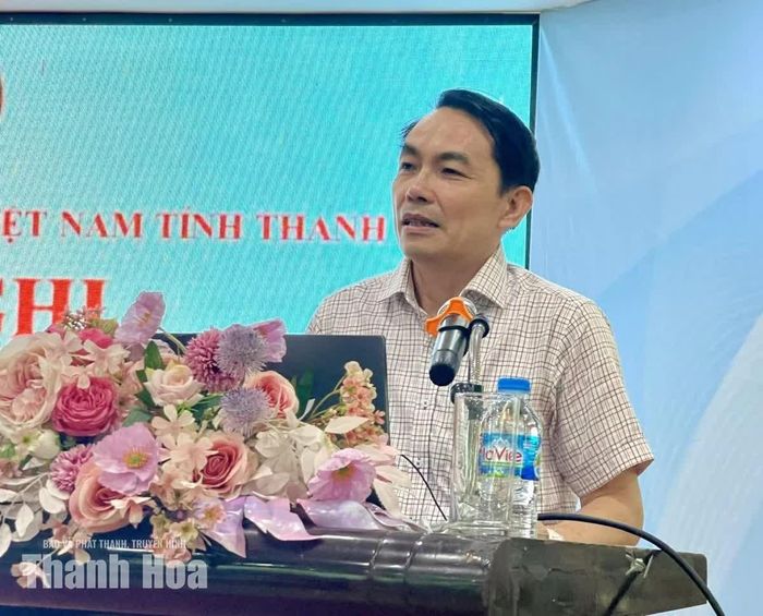 Phó Chi cục trưởng Chi cục ATTP Nguyễn Hữu Hà trình bày chuyên đề về công tác bảo đảm ATTP trên địa bàn tỉnh.