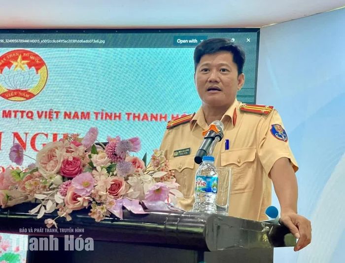 Trung tá Trần Văn Cường, Phòng Cảnh sát giao thông (Công an tỉnh) báo cáo chuyên đề về công tác bảo đảm TTATGT trên địa bàn tỉnh.