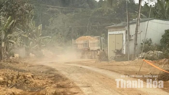 Đáng chú ý, một số xe chở đầy đất nhưng không được che phủ bạt theo quy định.