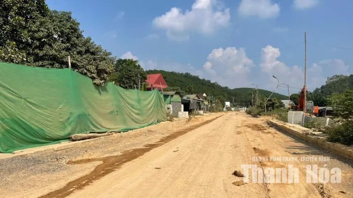 Bụi còn cuốn vào nhà dân hai bên đường, khiến cuộc sống của người dân bị đảo lộn. Để hạn chế bụi, nhiều hộ phải căng lưới, che bạt trước nhà và thường xuyên đóng kín cửa.