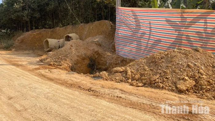Những đống đất được đổ ngay bên đường, nhưng đơn vị thi công không đặt biển cảnh báo.