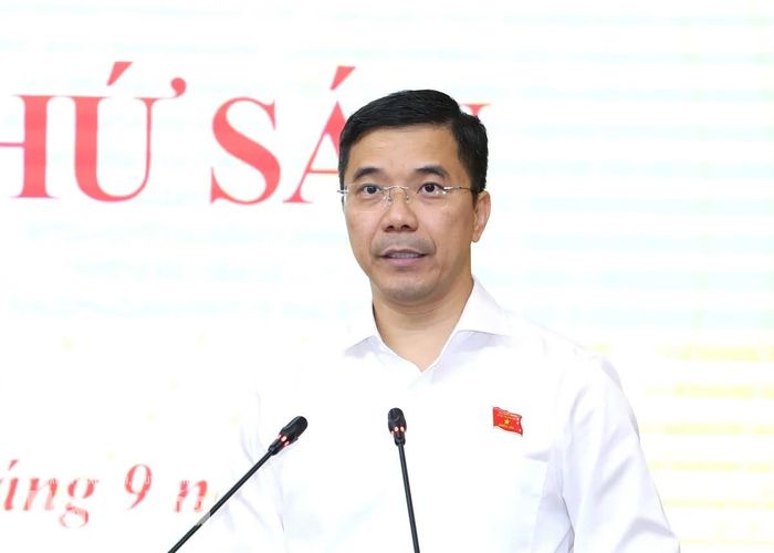 Phó Bí thư Thường trực Tỉnh ủy, Chủ tịch HĐND tỉnh Nguyễn Hồng Phong phát biểu khai mạc kỳ họp.