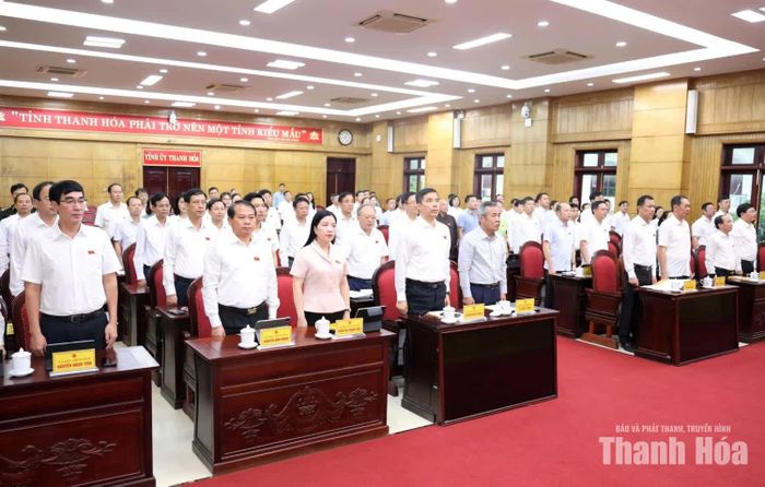 Các đại biểu thực hiện nghi thức chào cờ