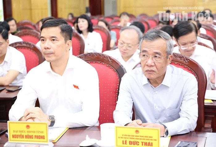 Các đồng chí: Lê Đức Thái, Ủy viên Trung ương Đảng, Bí thư Tỉnh ủy, Trưởng Đoàn ĐBQH tỉnh; Nguyễn Hồng Phong, Ủy viên dự khuyết Trung ương Đảng, Phó Bí thư Thường trực Tỉnh ủy, Chủ tịch HĐND tỉnh dự kỳ họp.