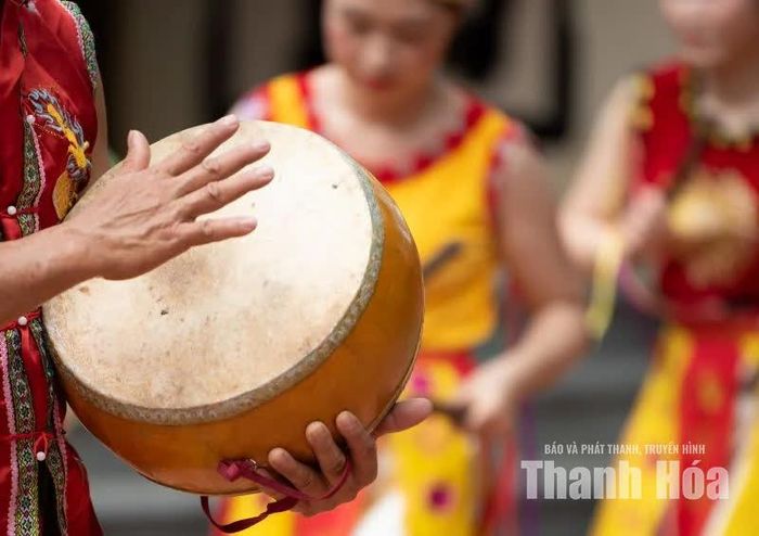 Người cha gõ trống giữ nhịp cho cả vòng múa được tròn trịa...