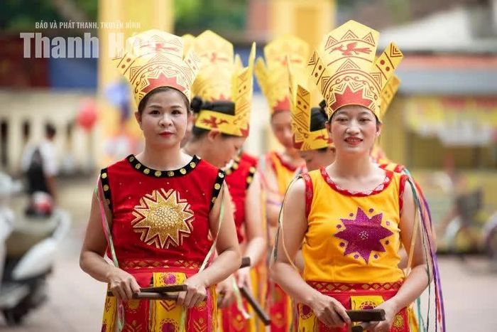 Trang phục chỉnh tề, tay sênh tay trống vào vị trí sẵn sàng bắt đầu buổi tập.