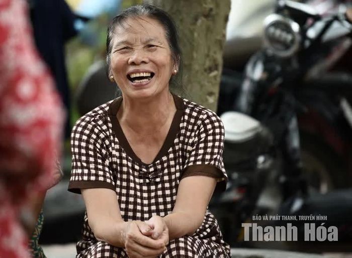 Khán giả là những người hàng xóm quanh đình.