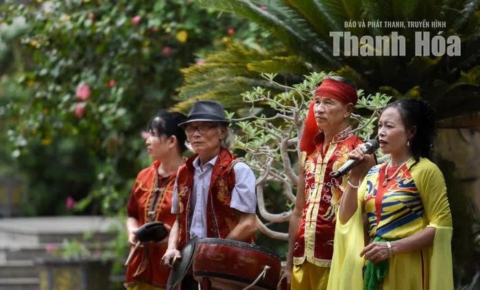 Đội nhạc cụ gồm trống, mõ, chũm chọe cùng lời ca rộn rã.