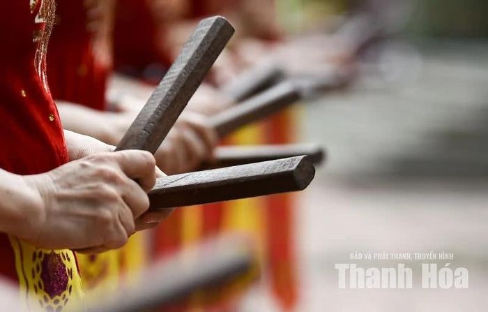 Đôi sênh gỗ nhẵn bóng qua nhiều năm tháng cầm tay.