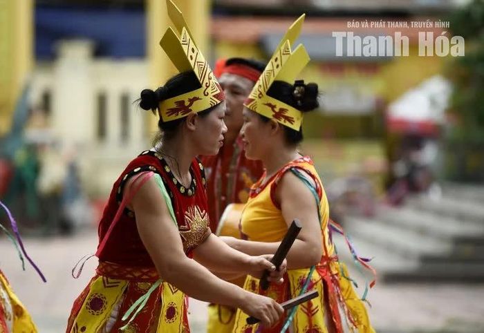 Khi lời hát chuyển sang đoạn ca ngợi việc đồng áng và cảnh sắc quê hương, vòng múa bắt đầu chuyển động.