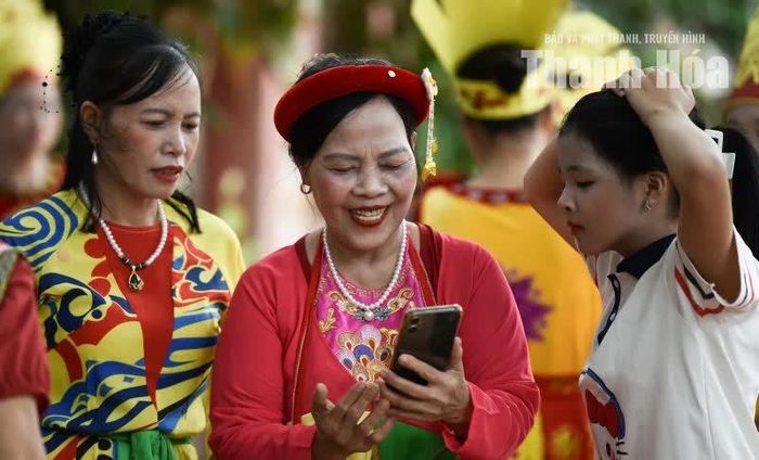 Buổi tập khép lại bằng tiếng cười rộ lên khi các thành viên CLB vây quanh chiếc điện thoại để xem lại dáng điệu của mình.