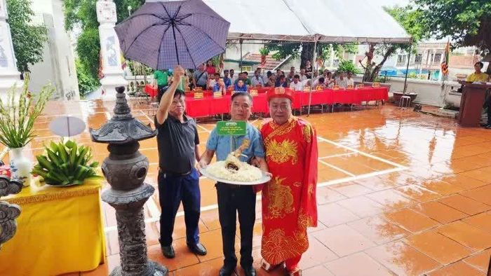 Đại diện Hội đồng họ Hồ Thanh Hóa dâng lễ vật bày tỏ lòng thành kính, biết ơn Hoàng đế Quang Trung.