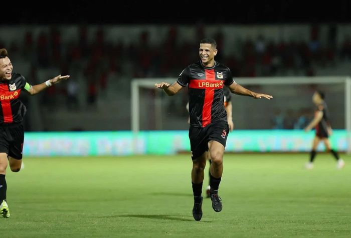 Tiền đạo người Brazil Lucao Vinicius (phải) là cầu thủ đáng chú ý nhất bên phía đội chủ nhà Ninh Bình. Ảnh: Ninh Bình FC