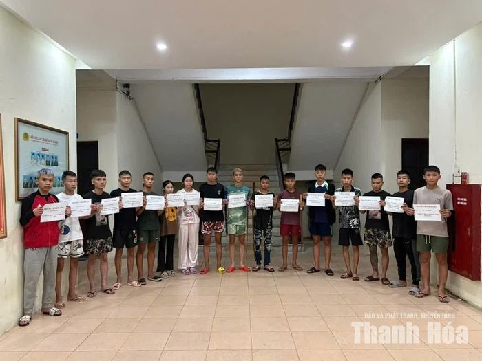 Lực lượng Cảnh sát cơ động Công an tỉnh Thanh Hóa khống chế, đưa các đối tượng liên quan vụ gây rối trật tự công cộng về trụ sở để xác minh, làm rõ.