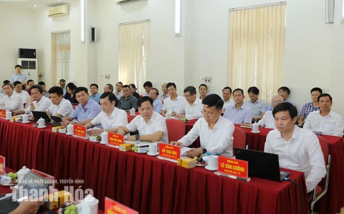 Các đại biểu dự buổi làm việc.